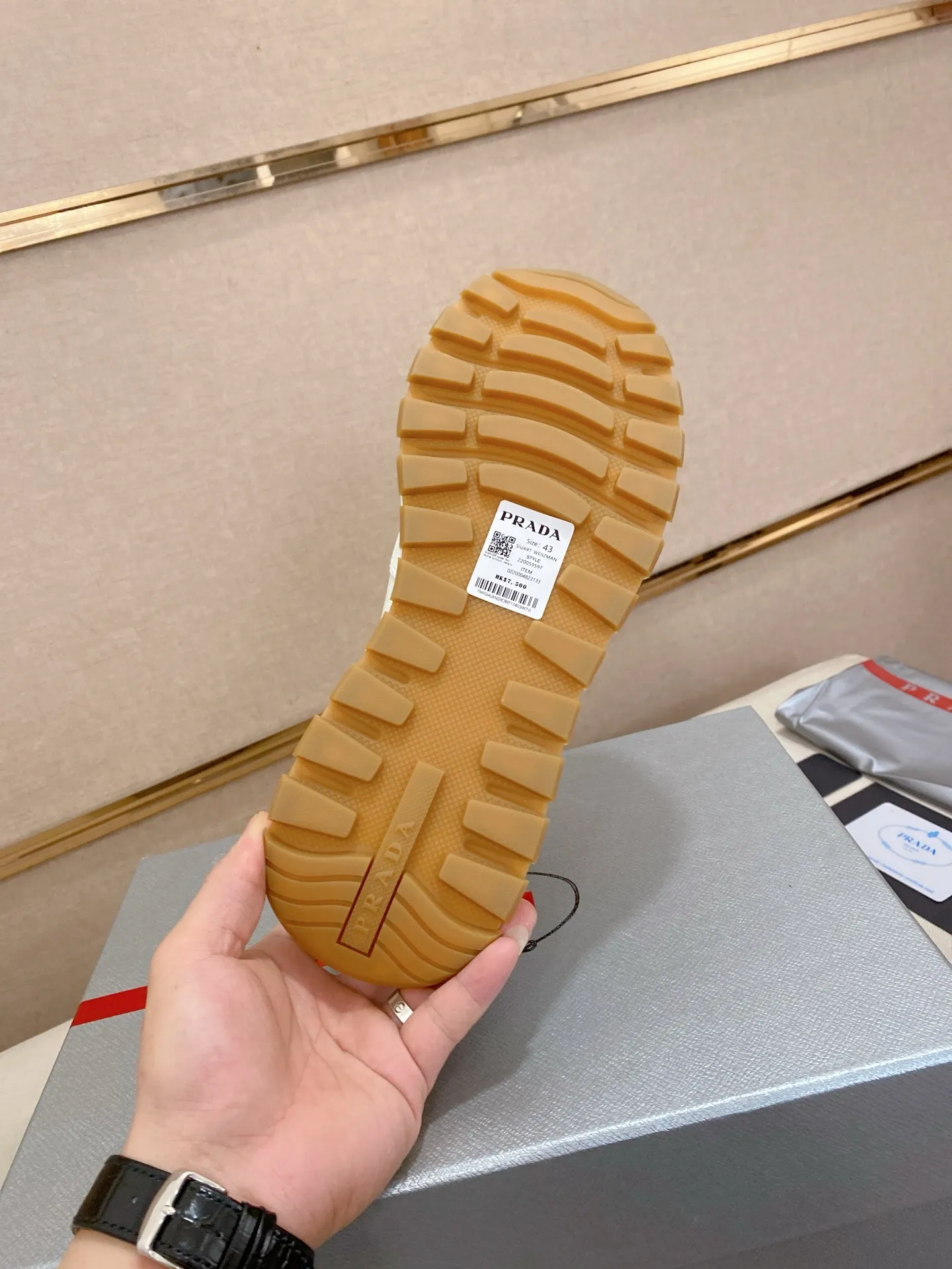 Men's shoes 💰 580💰 ✔️✔️✔️High-quality new PRADA counters are launched at the same time. The new men's shoes and 😘fabrics are selected from imported first-layer cowhide and are made by pure handcrafts. Lining: Full cowhide lining. 👍🏿 High-end ☄️ air-cushion molded anti-slip rubber outsole, exquisite lines, simple and elegant, comfortable and high-end for leisure travel. Code number: 38 to 44 (45 can be customized and cannot be returned or exchanged)